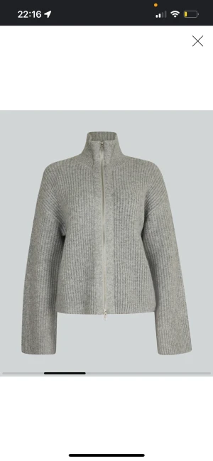 Grå tröja/kofta - Säljer denna superfina tröjan/koftan från bikbok. Slutsåld både online och i nästan alla butiker. Den är i väldigt bra skick, använd 2 gånger!  Ordinarie pris 499kr