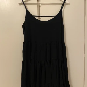 Klänning från Brandy Melville - Svart kort sommarklänning med djup urringning i ryggen. Från Brandy Melville. Storlek: one size (men skulle säga att det är en small typ)