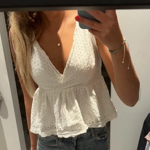 Söt topp - Topp från Only som är jättefin och endast använd några enstaka gånger. Den fungerar både till sommaren men även i höst med en tröja till. Den är i storlek S💕