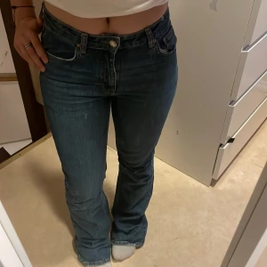 mid waist jeans  - Mid waist jeans från gina tricot, fint skick förutom längst ner vid hälarna då dom är väldigt långa på mig som är 160 så gått sönder dom endast där nere litegrann. 