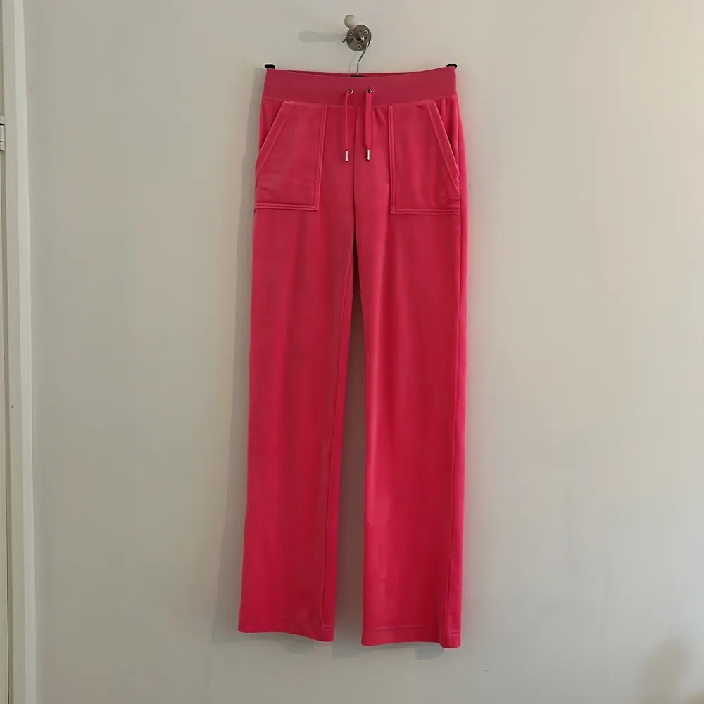 Säljer mina starkt rosa juciy byxor Använd ca 5 gånger, men ser ut som nya. Kontakta privat för att diskutera pris om det är önskat köp via köp direkt    Köparen står för frakten!. Jeans & Byxor.