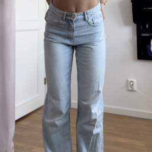 Säljer dessa mid/high - waist jeansen från Gina Young. Superfint skick🤍 storlek 152, men passar även mig som i vanliga fall har 164 i barnstorlek🩷 skriv för frågor eller om ni vill ha fler bilder:) vill bli av med därav priset!