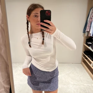 Kjol - Säljer en söt kjol som jag använt 1 gång! Jag är 170cm och väger 68kg 🤗 dm vid intresse eller frågor!