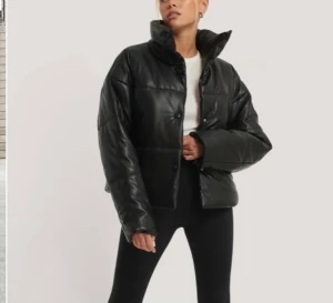 Jacka - Nu säljer jag min jacka i skinn från NA-KD, använd 2 gånger så nyskick! Storlek 34🫶🏼