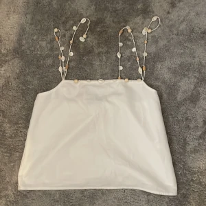 Zara linne - Säljer denna linnet då den inte kommer till användning. Använd endast en gång. Har inga defekter eller slitage. Är i bra skick!