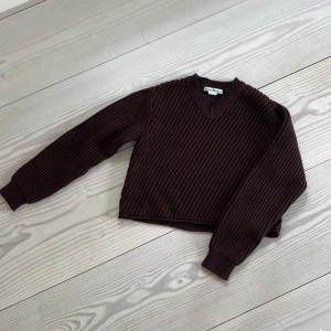 Acne Studios tröja  - Oanvänd, brun, stickad tröja 