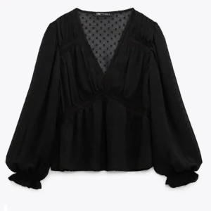 Blus från zara  - Säljer min fina svarta blus från zara som har blivit använd fåtal gånger! Den finns inte att köpa längre på zaras hemsida💞