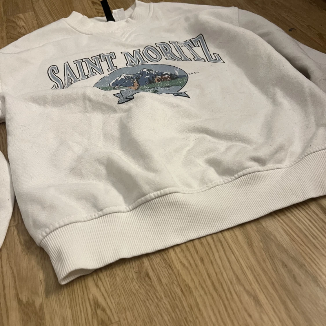 Vit tröja med tryck  - 90