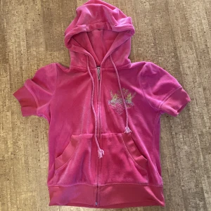 Juicy couture hoodie  - Jättesöt juicy hoodie! Storlek M men skulle säga att den är S/Xs.  Tryck på köp nu💓