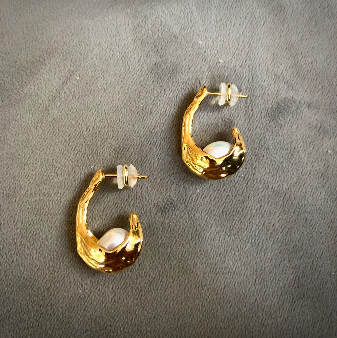 Guldpläterade örhängen med sötvattenpärlor - 90