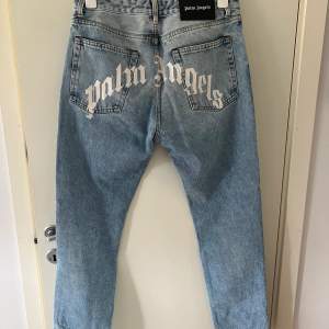 Palm angels jeans, jättesnygga till både killar och tjejer, sparsamt använda så jättebra skick💞Storlek 32, skickar gärna fler bilder om de önskas💞 Köparen betalar frakten