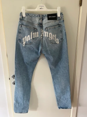 Palm Angels jeans - Palm angels jeans, jättesnygga till både killar och tjejer, sparsamt använda så jättebra skick💞Storlek 32, skickar gärna fler bilder om de önskas💞 Köparen betalar frakten