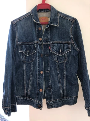 Jeansjacka Levis - En mörkblå jeansjacka från Levis. Knappt använd, passar storlek S och M