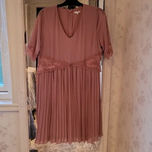 Klänning  - Oanvänd, fin lätt material 