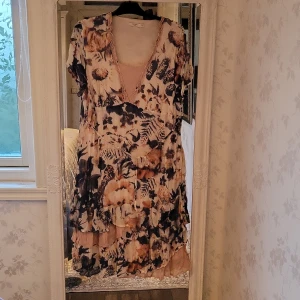 Middi klänning - Ny, ledig form