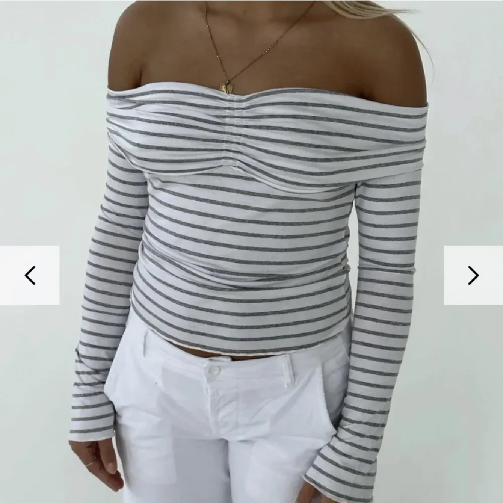 Helt oanvänd THEA OFF SHOULDER BLOUSE. Tog av lappen lite för snabbt. Skulle säga att tröjan passar mer som S/M . Blusar.