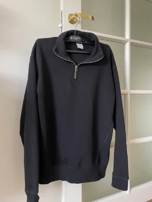 Zara half zip - Tjena! Säljer min half zip från zara då jag inte använder den längre. Skick: 8/10 den är lite nopprig pga materialet men de går lätt bort.