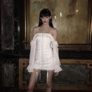 Daisy dress - Den här underbara klänning används tyvärr för lite, så snälla ge den nytt liv! Den går att snöra upptil så går att bära med ärmarna hängande nedanför axlarna och uppe på. Banden nedtill är bortklippta, annars är klänningen som ny. Nypris: 3200kr