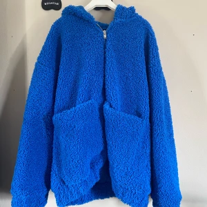 Blå Rave Jacka - Blå fluffig raver jacka från Current Mood. Aldrig använd. Köpt från Dolls Kill. Storlek L, väldigt bekväm. Ordinare pris: kr 1,164✨