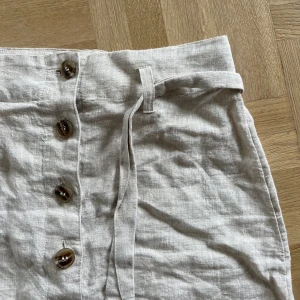 Linnekjol från mango - Linnekjol från mango storlek s men passar även xs. Väldigt fint skick men skrynklig på bilderna 🙈💗