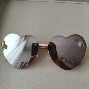 Oanvända hjärtformade solglasögon från Lindex. 