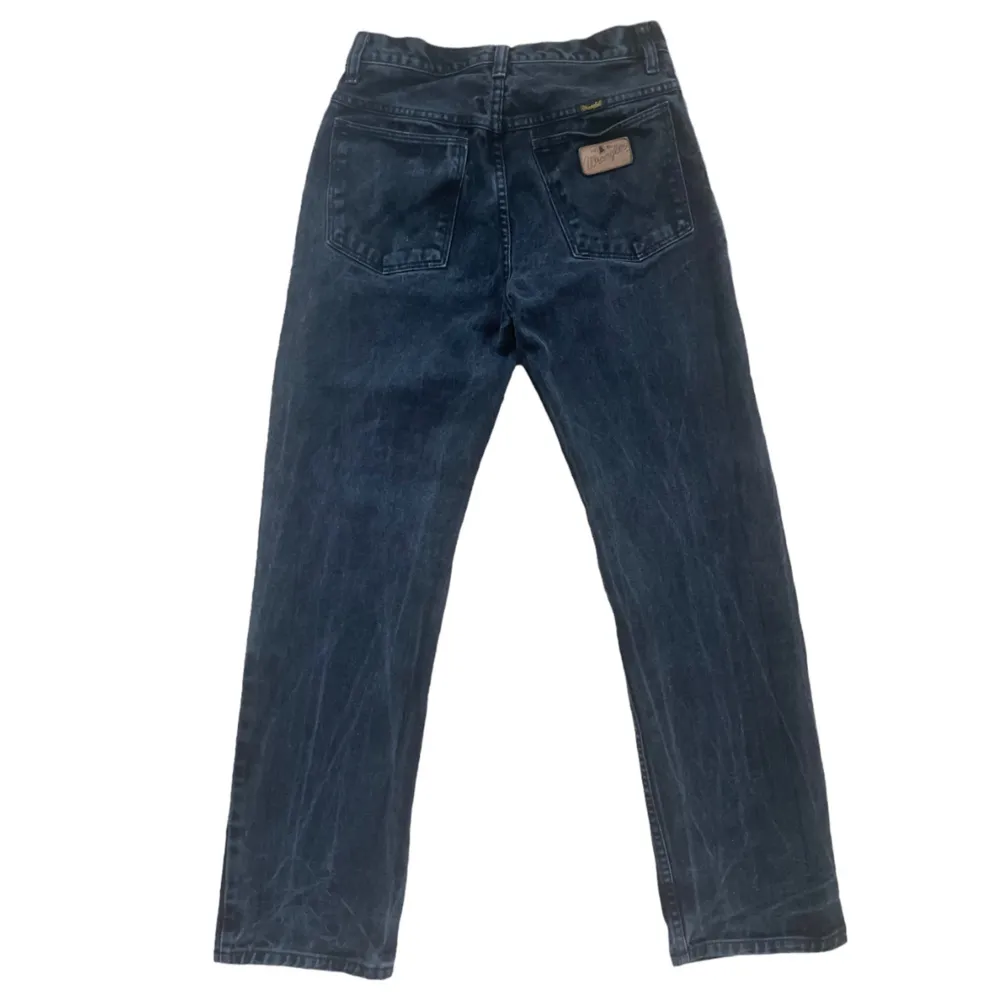 Säljer ett par svarta straight leg Wrangler jeans i storlek 30/31. Säljer de för lägre pris då det finns tecken på användning och att färgen har tvättats ur en del🤍  DMa mig för eventuella mått eller frågor! Skriv gärna innan du köper och läs igenom bio❣️. Jeans & Byxor.