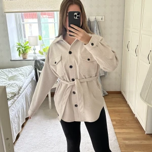 Jacka - Använd men i mycket fint skick!  Oversized i storleken  Nypris 499:-