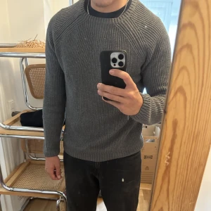 The Tailoring Club kashmir-bomull stickad tröja - Nypris strax över 1000:-. Kashmir/bomullsblandning. Fint skick.