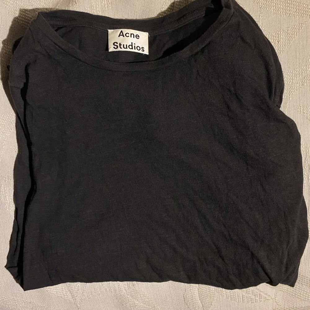 Hej, säljer en långärmad T-shirt från Acne Studios. Storlek Small och True To Size. Väldigt bra skick. Hör av dig vid intresse. Pris inte hugget i sten.. T-shirts.