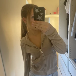 juicy tröja - beige juicy tröja i 9/10 skick. säljer för den ej kommer till användning☺️ strl s, skriv för fler bilder. priset är 499kr inkl frakt men priset går o diskutera