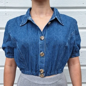 Topp - Topp av jeans med puffarmar