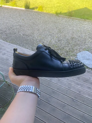 Louboutin - säljer ett par läder louboutins. använd några gånger.