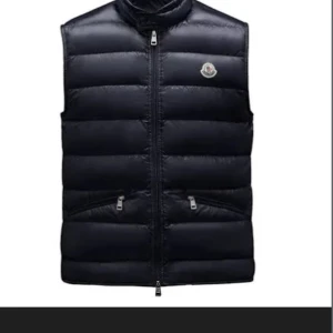 Moncler Väst - Ny skick!! Använd 1 gång.  Äkta såklart kvitto finns :) Nypris 7800kr Tveka inte på att höra av er vid frågor. Priset går att diskutera vid snabb affär.