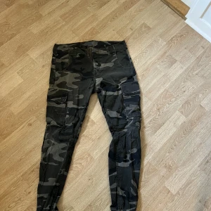 Cargopants - Jack and jones cargopants Storlek m30 och l32