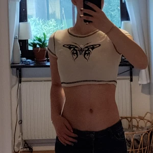 Vintage top - Säljer denna supersnygga tröjan då den är lite för liten för mig. Jättesnygg att ha både till högmidjade och lågmidjade byxor och passar till allting🫶🏻