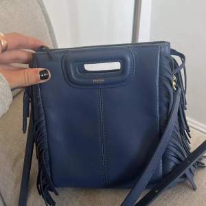 Jätte trendig mörkblå maje väska (minsta modellen). Perfekt till skolstarten och hösten!   