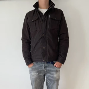 J.Lindeberg Jacka  - J.Lindeberg Jacka - storlek M - varan är i fint skick, inga flaws - modellen är 188cm och 83kg - vid frågor eller funderingar är det bara att skriva!