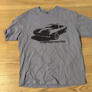 Divided/H&M t-shirt - Jätte fin t-shirt från H&M/Divided. Köpt för 150kr säljs för 90kr då den använts en gång! Storlek xxs men passar xs,s och m då den är ”oversized”. Skriv till mig omg u är intresserad och är öppen för byten!💕