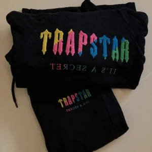 Trapstar Chenille Decoded TRACKSUIT - Black Candy Flavours - Endast använd en gång då storleken inte passade mitt tycke!  ⭐️ Storlek S, digitalt kvitto finns ⭐️ 💥 Pris går att diskutera vid smidig affär  🔥 Först till kvarn, alltid snabba svar 🔥