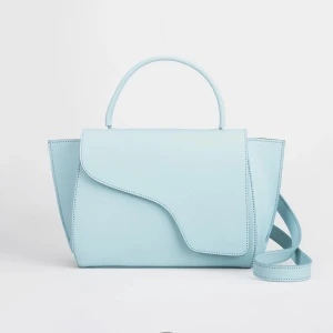 Atp väska - ATP Atelier, Arezzo Vacchetta Tote Bag, Light Blue, jättefint skick - några små märken/repor som det blir i dessa väskor men fortfarande väldigt fin och användbar, finns inte kvar i denna färg, nypris 4800kr, pris kan diskuteras vid snabb affär