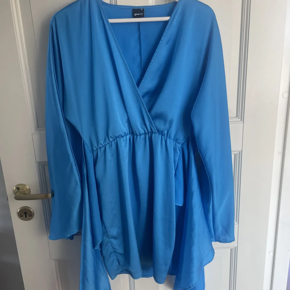 Blå superfin festklänning från Gina Tricot. Köpt för ett år sedan men endast använd 2 gånger. Mycket fint skick. Storlek XS men passar S också!. Klänningar.