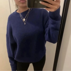 Stickad tröja  - Säljer nu min blå stickade tröja från zara då den tyvärr inte kommer till användning! Väldigt fin färg och passar till nästan allt. Skriv privat för fler bilder (lånad bild)