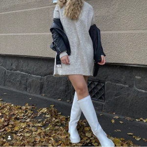 Ljusbeige klänning  - Stickad klänning som är så sjukt fin. Har för många så säljer vidare. Endast använd fåtal gånger. Storlek onesize så passar alla 🤗 första bilden är hur klänningen sitter på även hur den är i verkligenheten. 