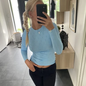 Zara topp blå  - Så söt zara topp i blåfärg med hjärtan. Super fint skick, i storlek S