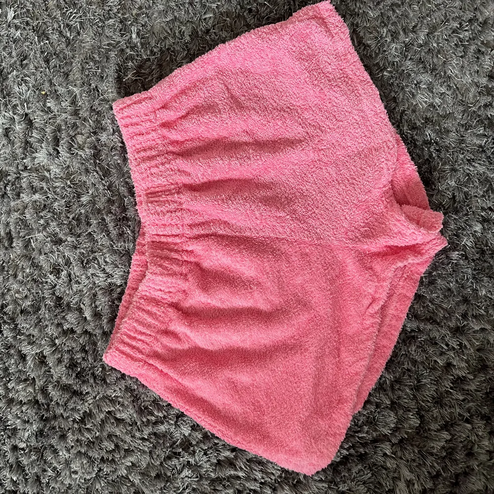 Ett rosa frotté sett från Nelly nypris 599kr, shortsen använda en gång och skjortan helt ny  Skjortan 250kr  Shortsen 200kr  Hela settet 400kr . Hoodies.