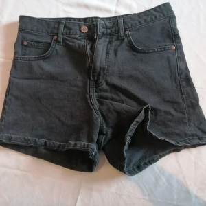 Jeans shorts  - Säljer ett par jätte fin jeans shorts som jag köpte på sellpy men råkade köpa i helt fel storlek dom är alldeles för stora för mig och det är därför jag säljer dom nu💗