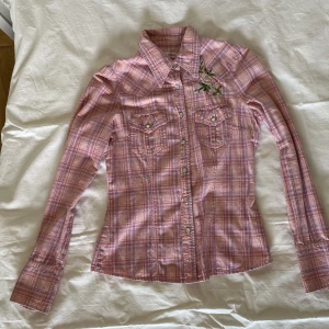 Skjorta med brodyrer - Står strl 38 men gissar på typ 36/34 