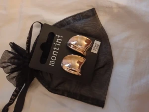 Ett par guld örhängen  - Ett par guld örhängen. Alldrig använt, helt nya 