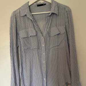 En blå vit randig skjorta från Lager 157. Knappt använd, säljer för 50kr  Storlek xs☺️