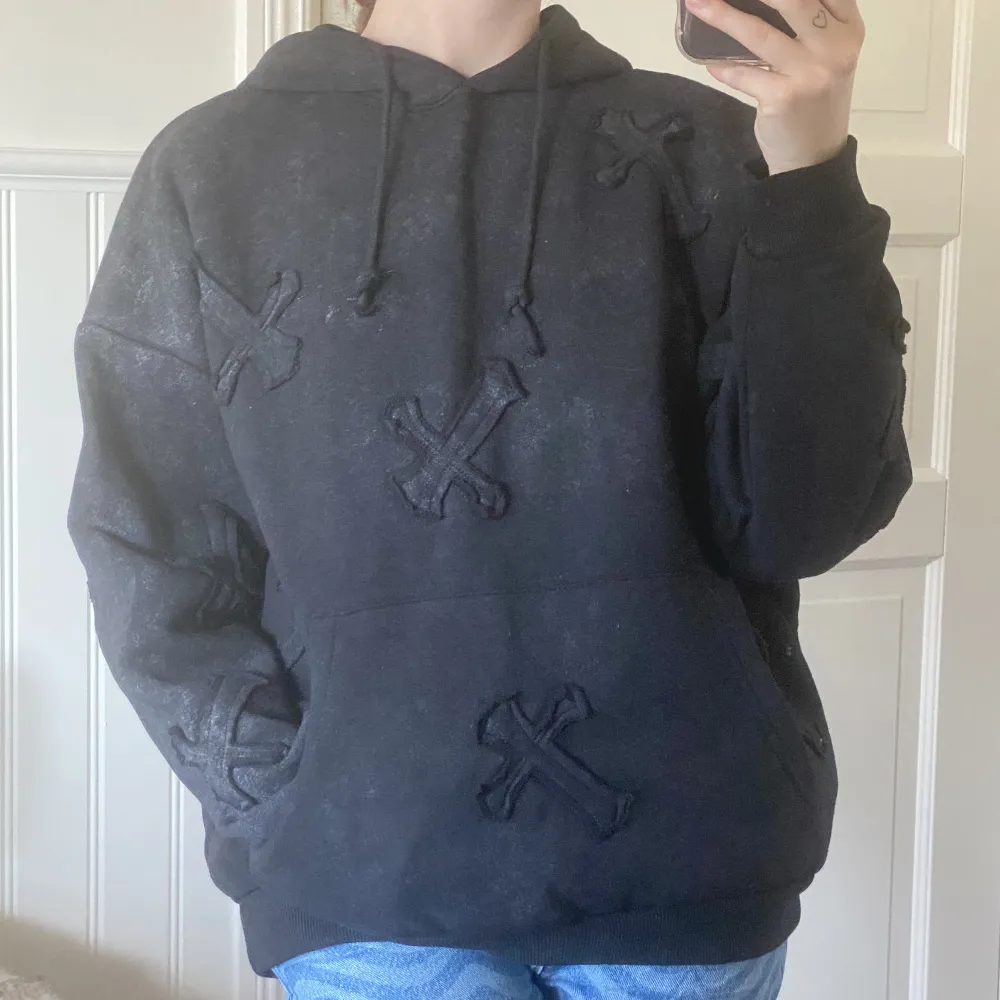 Hoodie med kors från ego i storlek 34. Använd enstaka tillfällen så i mycket bra skick. Säljer för 280 kr plus frakt 💖. Hoodies.